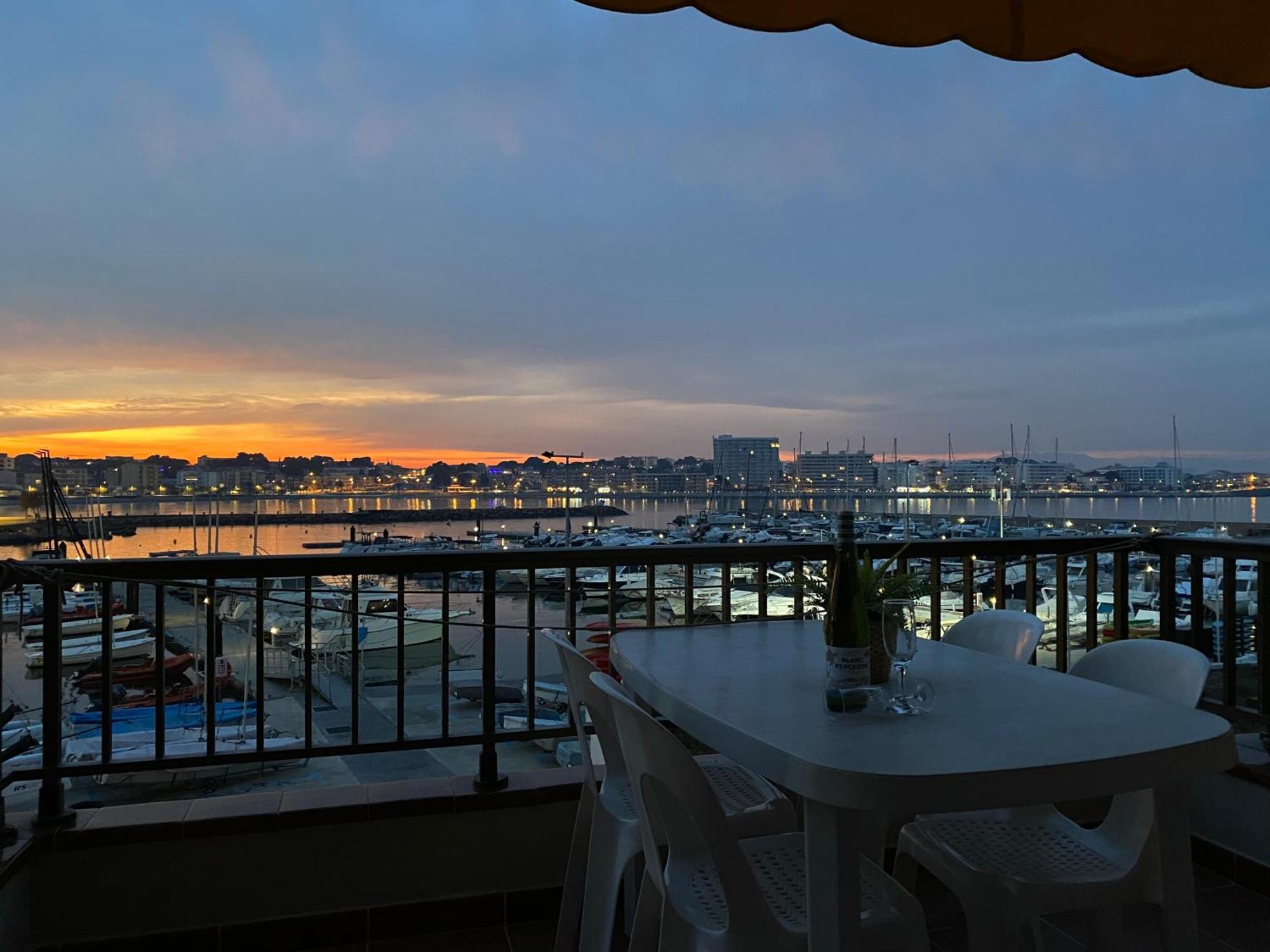 Precioso Apartamento En Primera Linea De Mar L' Escala Luaran gambar